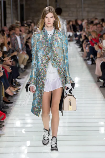 Look 3